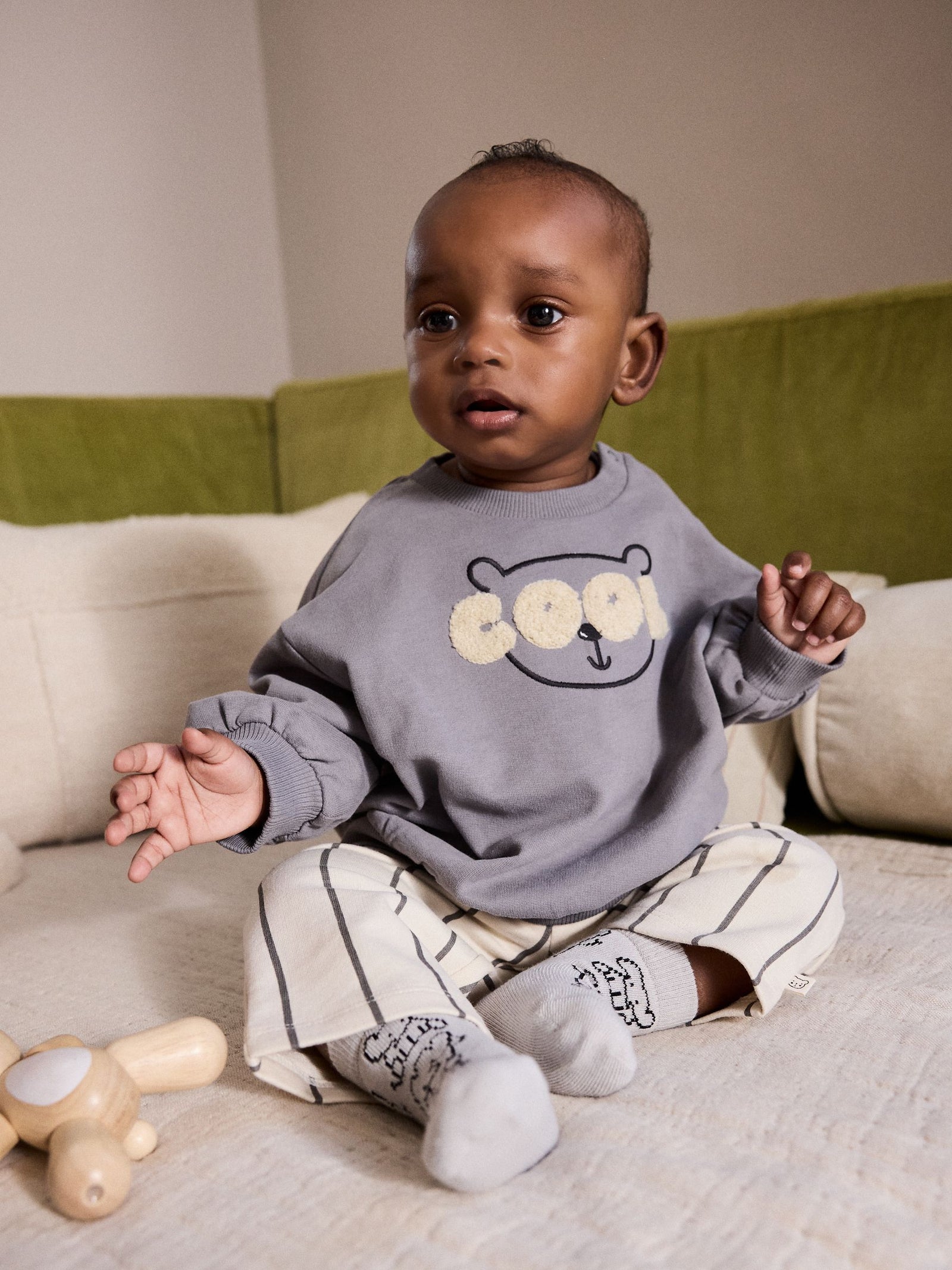 Monochrome Baby Sweatshirt and Joggers Set (0mths-2yrs)