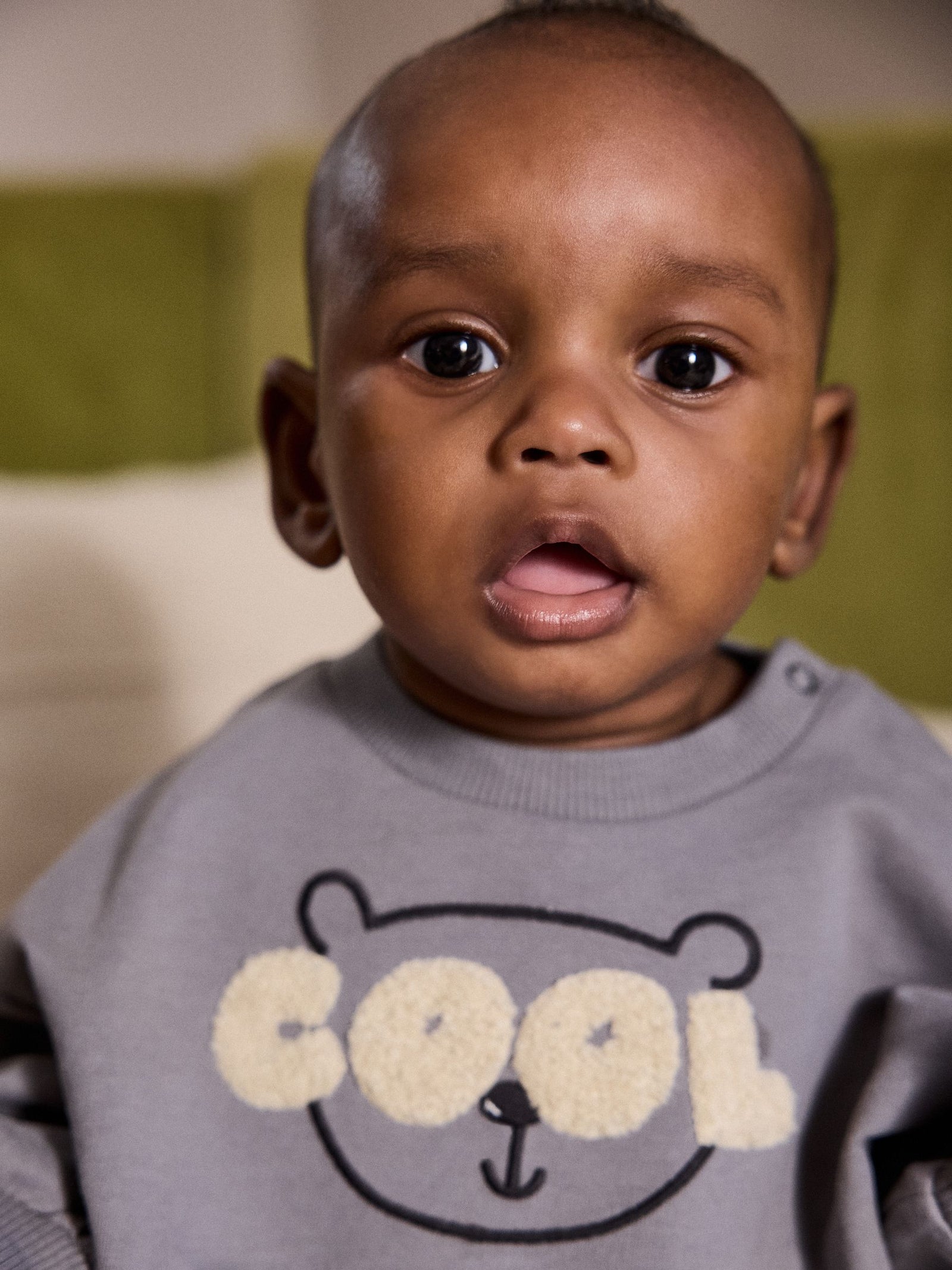 Monochrome Baby Sweatshirt and Joggers Set (0mths-2yrs)
