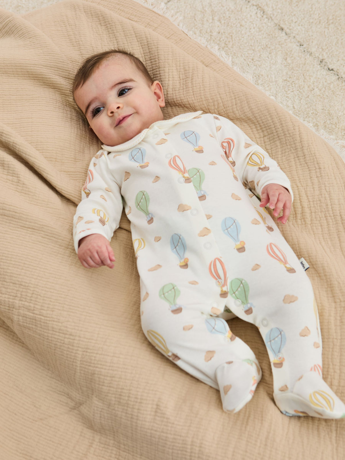 JoJo Maman Bébé Cream Hot Air Balloon Print Cotton Collared Footed Sleepsuit