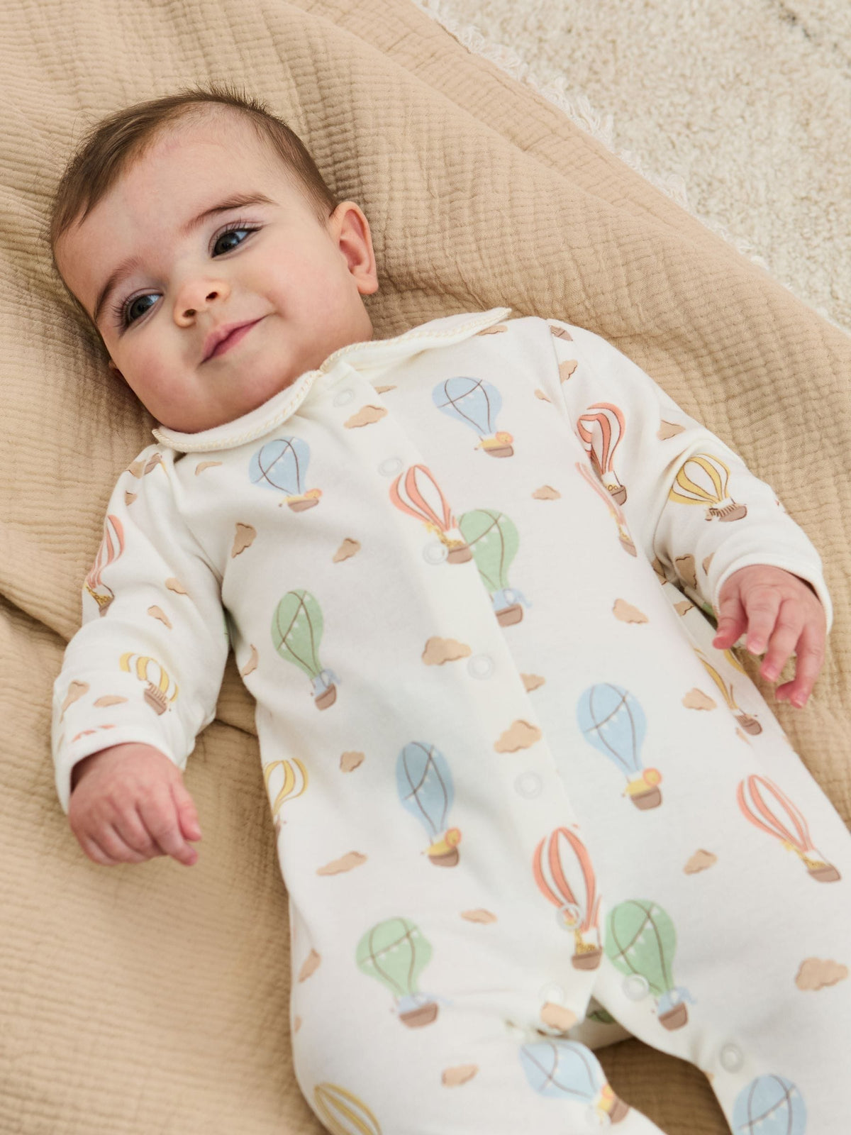 JoJo Maman Bébé Cream Hot Air Balloon Print Cotton Collared Footed Sleepsuit