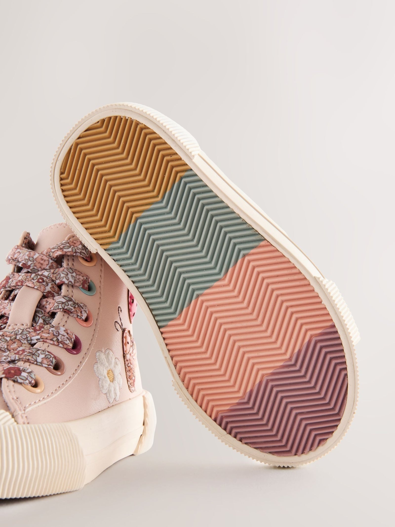 Neutral Character Applique Standard Fit (F) High Top