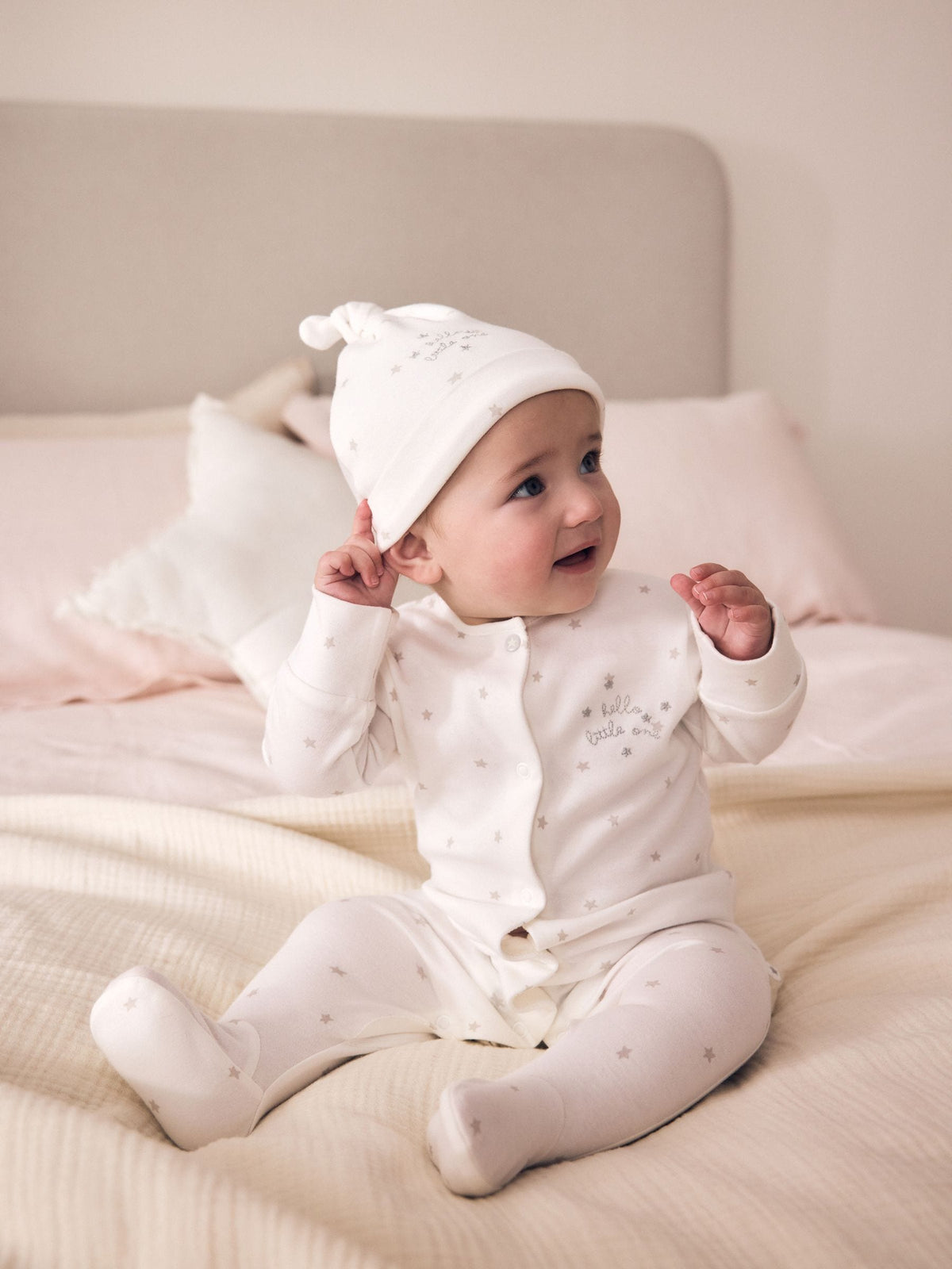 White Sleepsuit, Bodysuit, Hat and Bib Set 4 Piece (0-9mths)