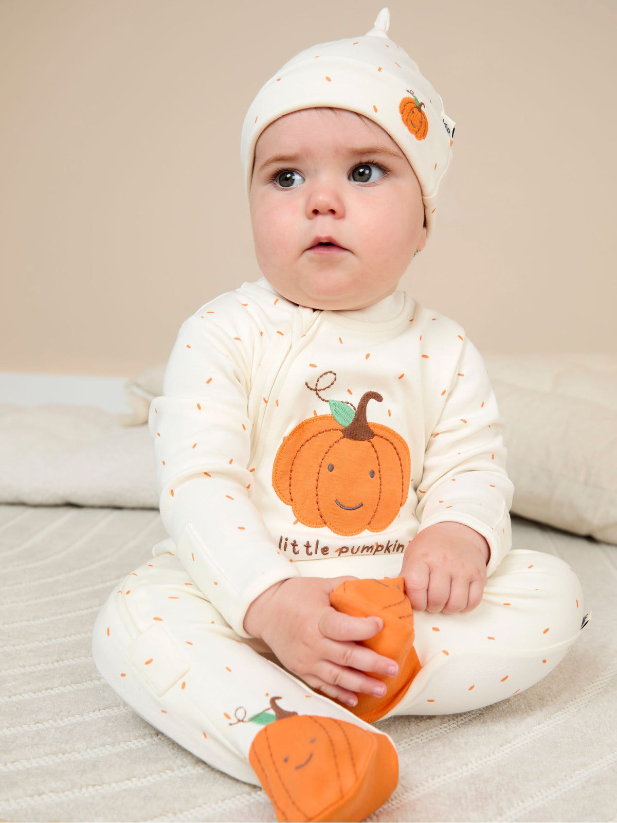 JoJo Maman Bébé Cream Speckled Pumpkin Appliqué Sleepsuit & Hat Set